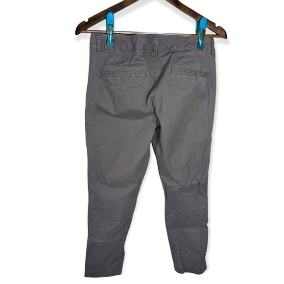 Old Navy Gray Chino Cropped Pixie Pants Size 8 - Picture 3 of 6